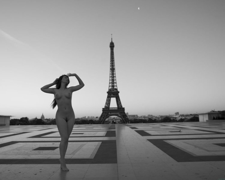 Naked beautiful Parisians