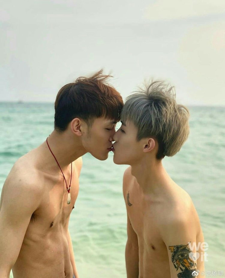 Kiss of guys from the TXT group