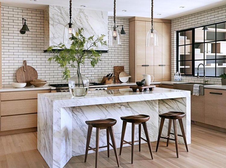 Marble and tree in the interior of the kitchen