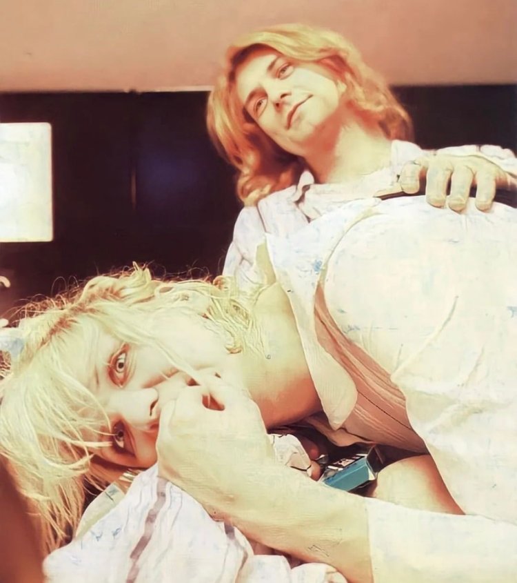 Kurt Cobain and Courtney Love kiss