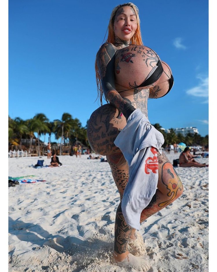 Syrian women on the beach