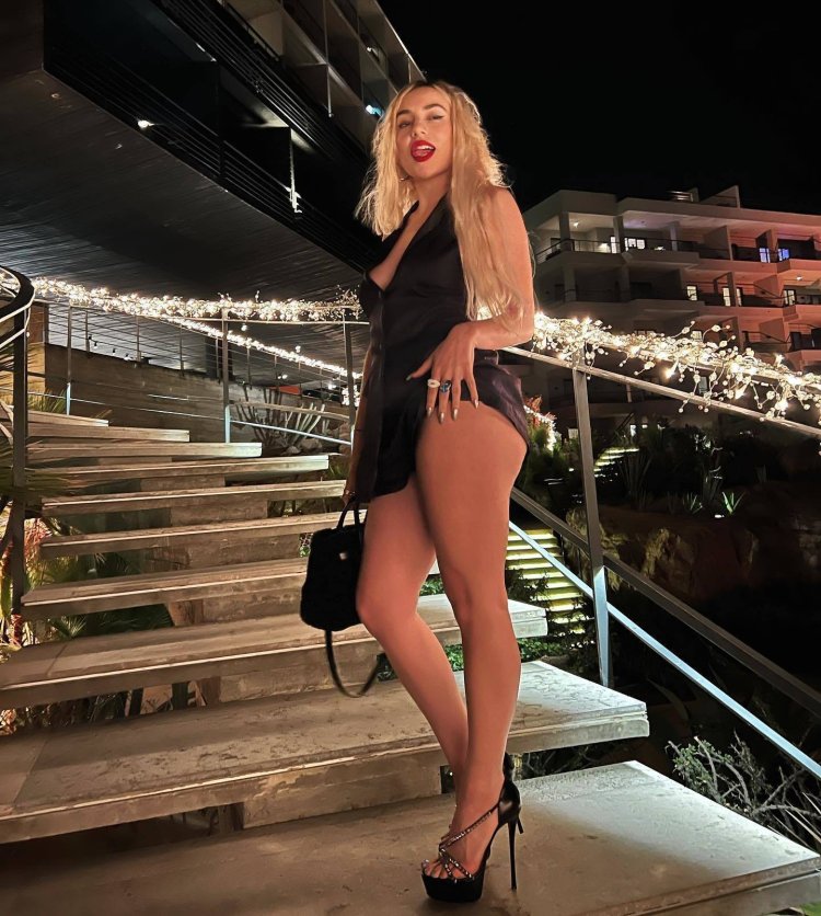 Ava Max Legs
