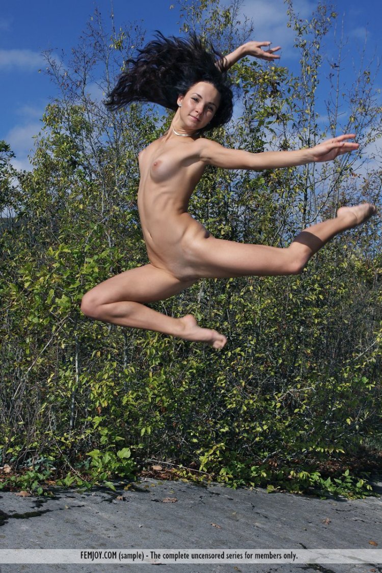 750px x 1125px - Naked Girls In A Jump - 65 photos
