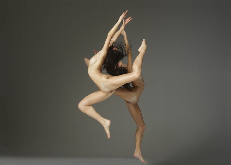 Nudeballetdancers