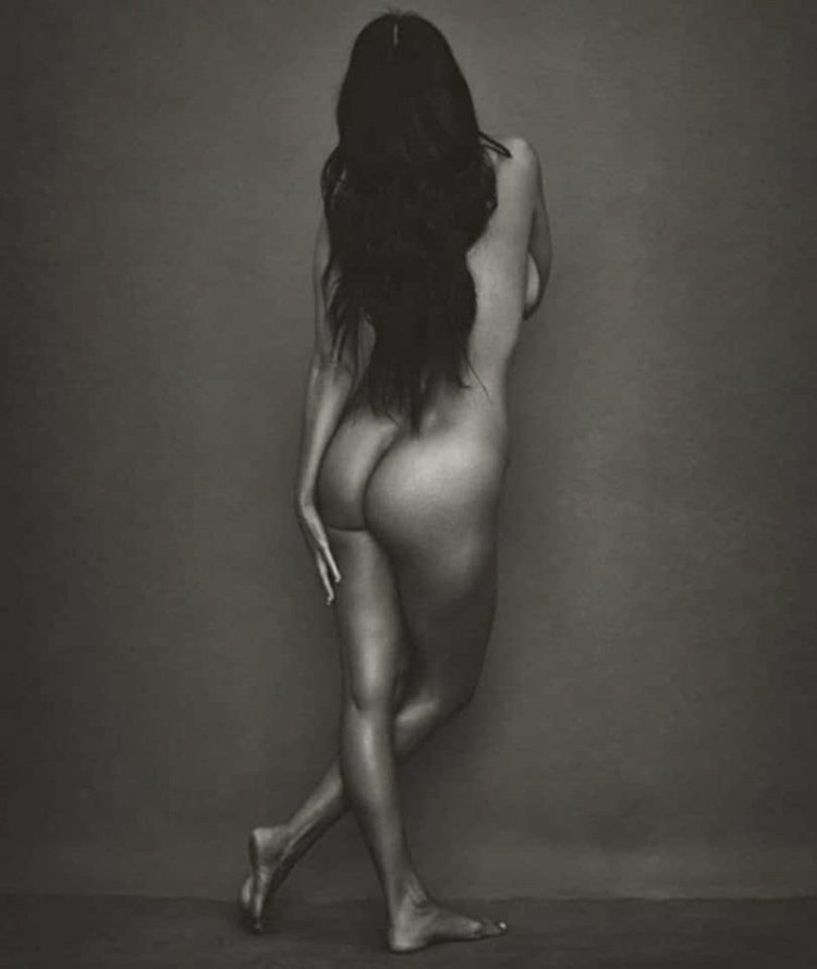 Courtney Kardashian is naked