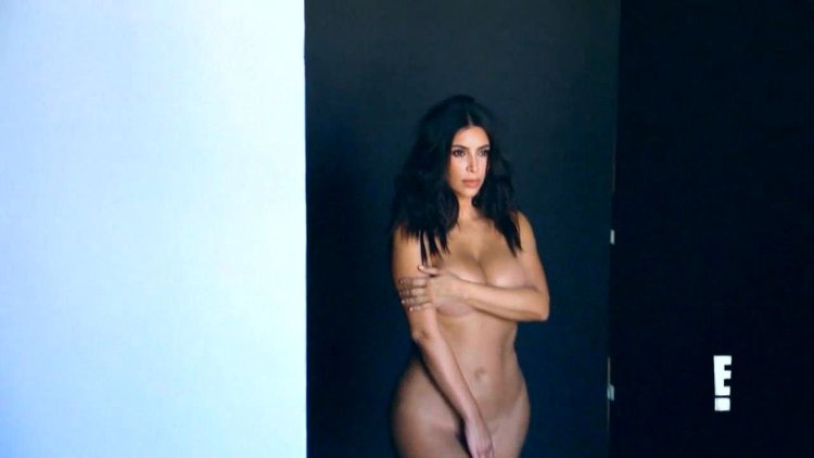 Courtney Kardashian is naked