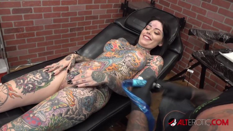 Tiger Lilly Gets a Forehead Tattoo While Nude