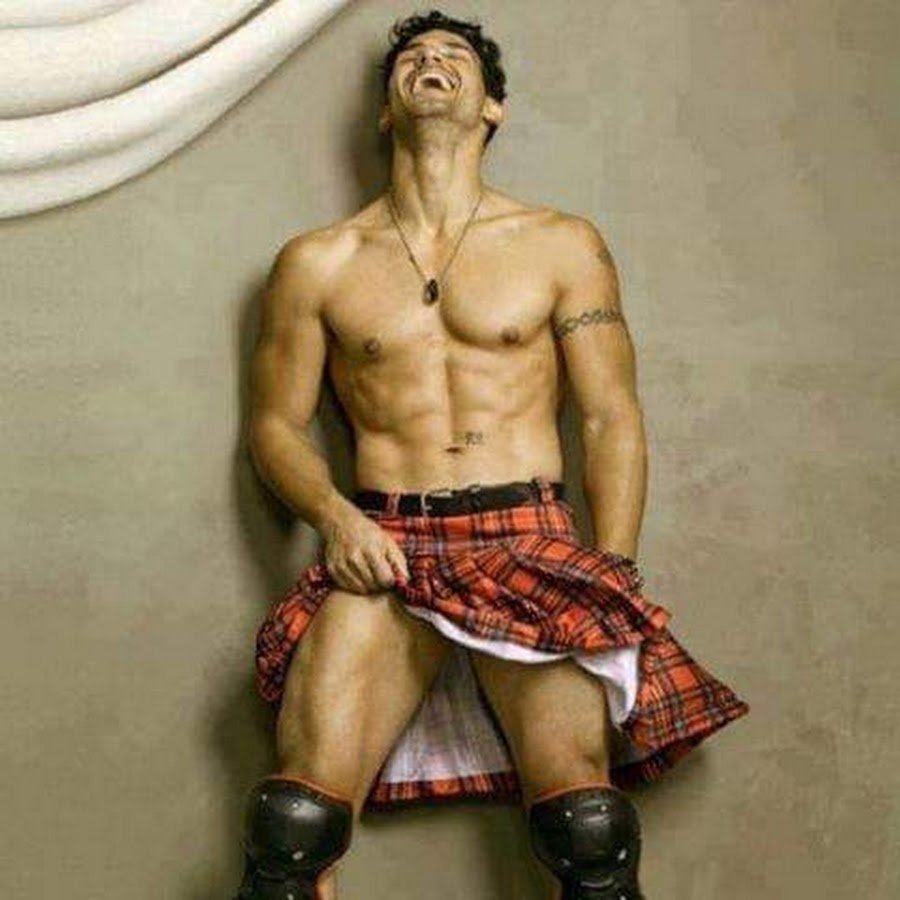 Gerard Butler in a kilt