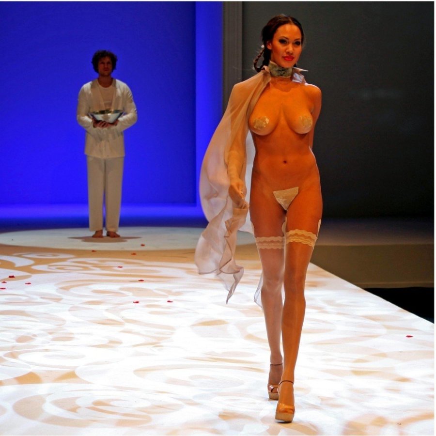 Hussein Chalayan naked fashion