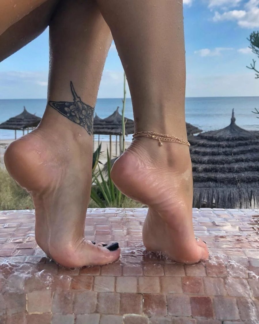 Foot fetish girls beach