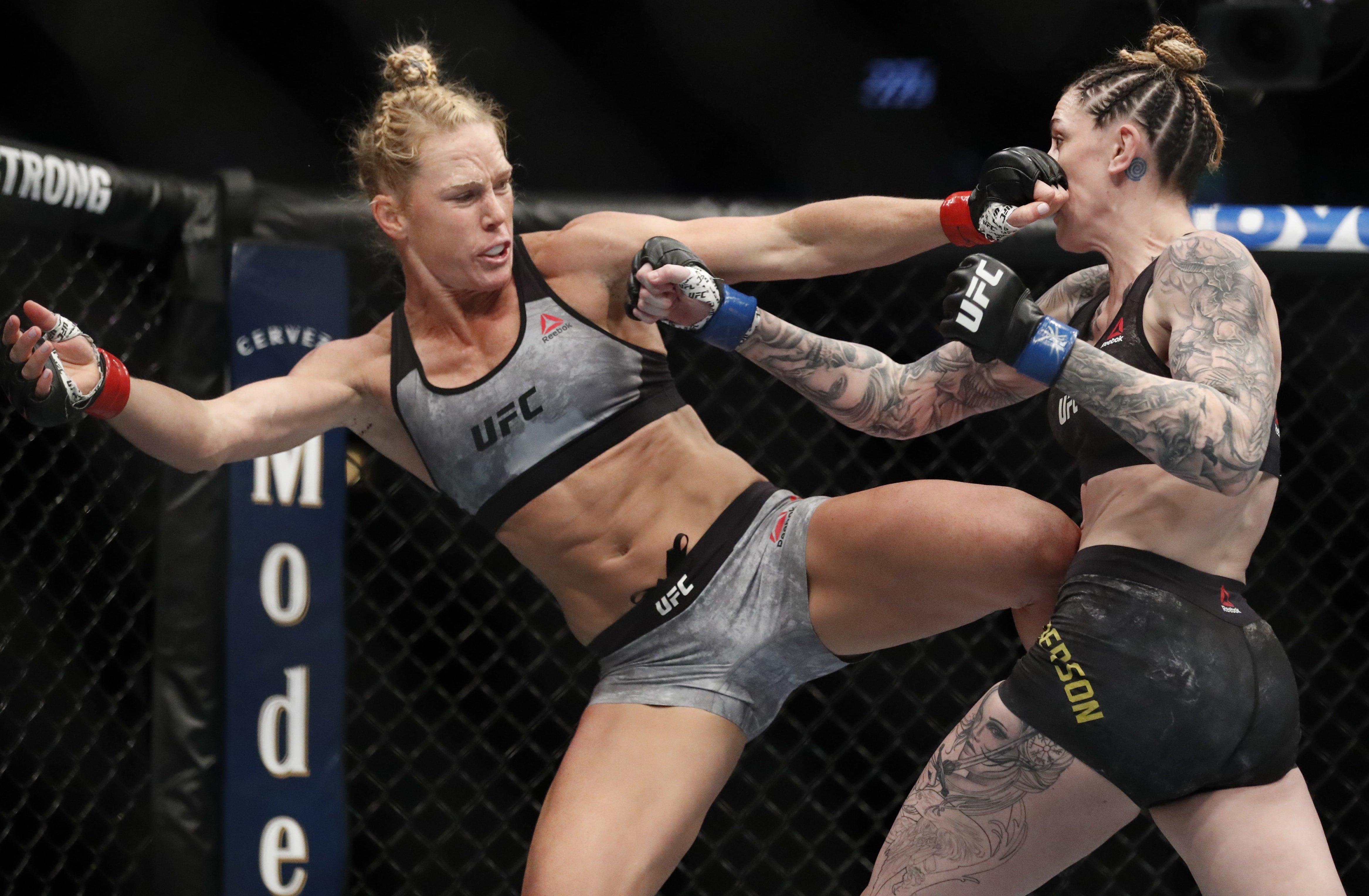 Баба вон. Боец юфс Холли. Holly Holm 2020. Меган боец юфс. Холли холм Меган Андерсон.