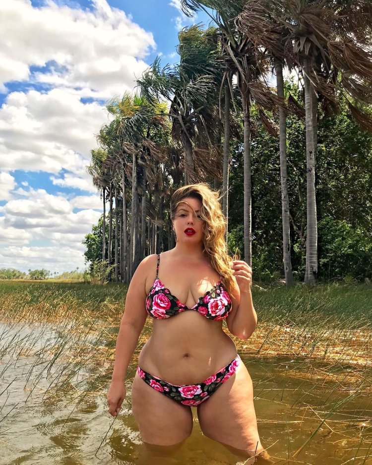 Natalie Rene plus saz