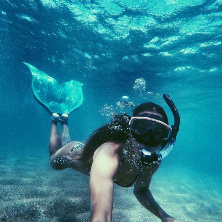 Naked woman in the Pacific Ocean in a circle