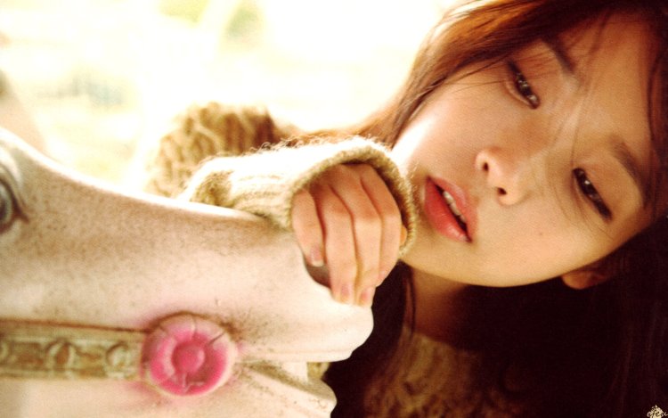 IU Wallpaper on the phone Figure