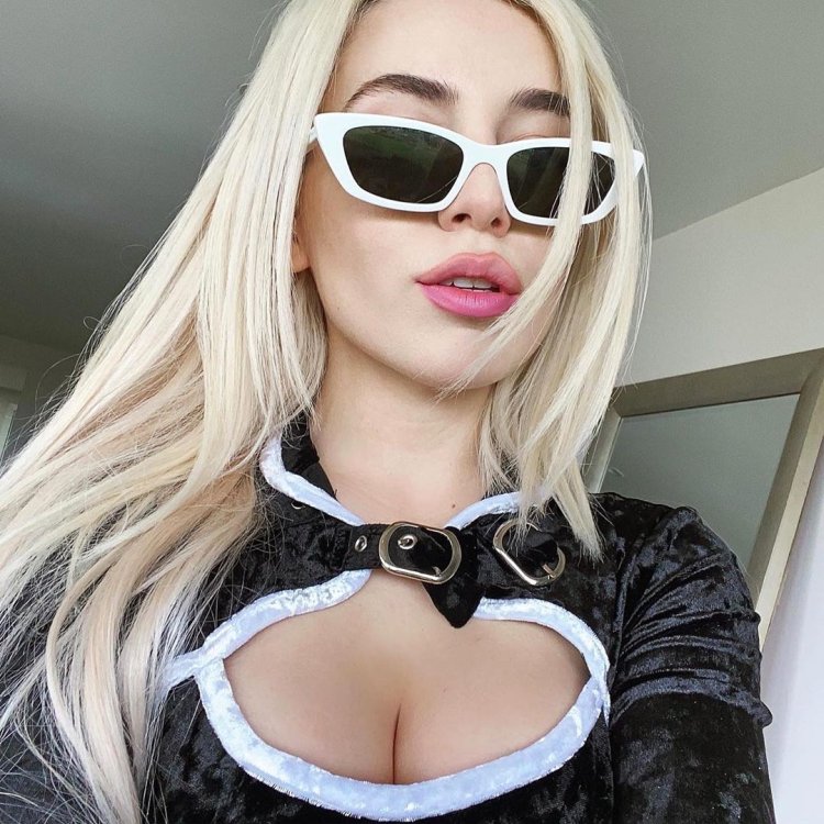 Ava Max Figure