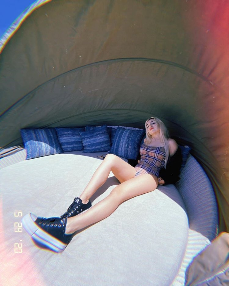 Ava Max Leg