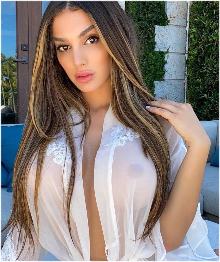 Lyna Perez (@lynaritaa)