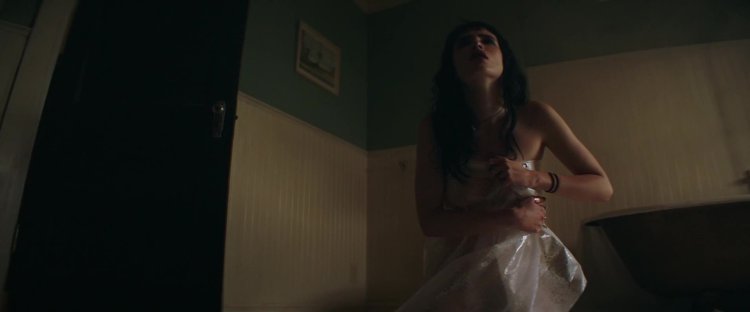 Bella Thorne sexy breasts