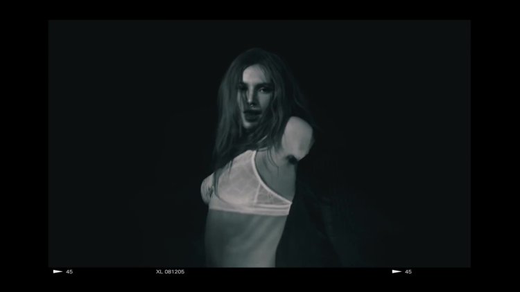 Bella Thorne showed her chest