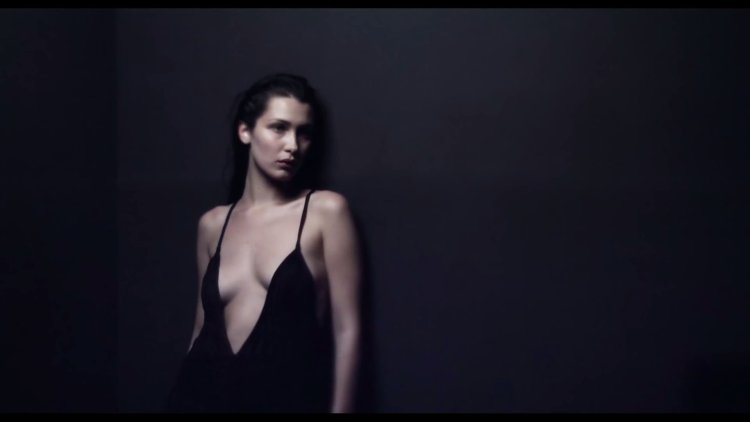 Bella Hadid smokes in the toilet