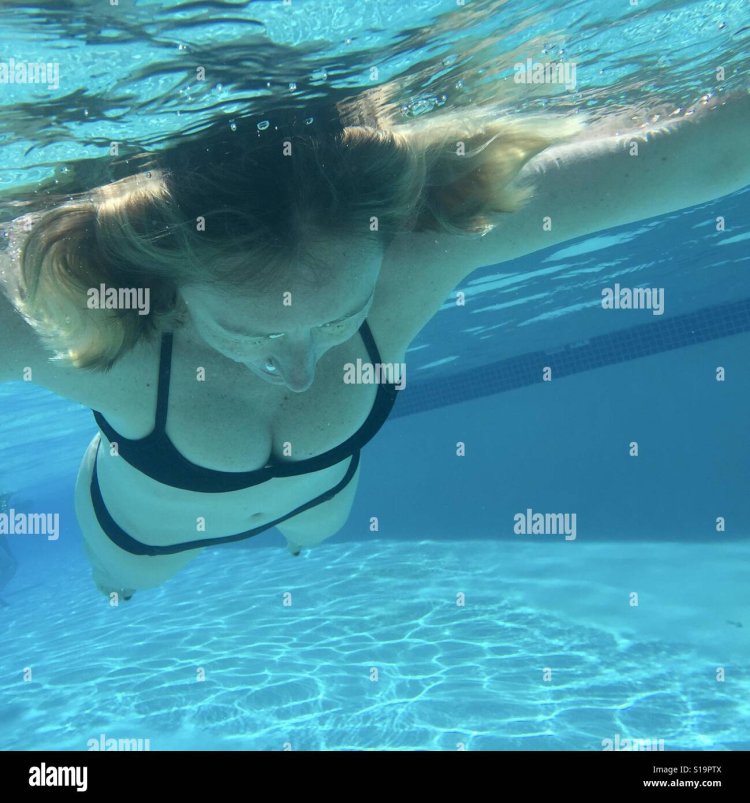 Anna Snatkina Underwater in Pool