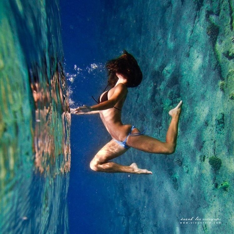 Diving the girl is beautiful
