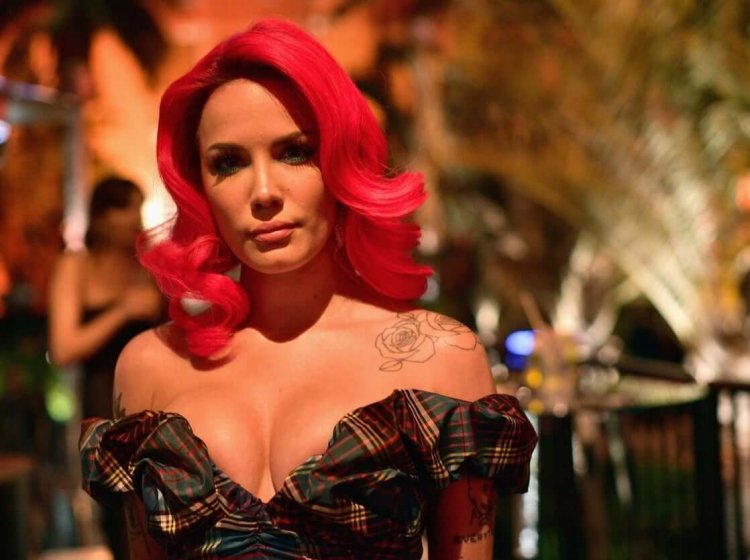 Gigi Hadid without a bra