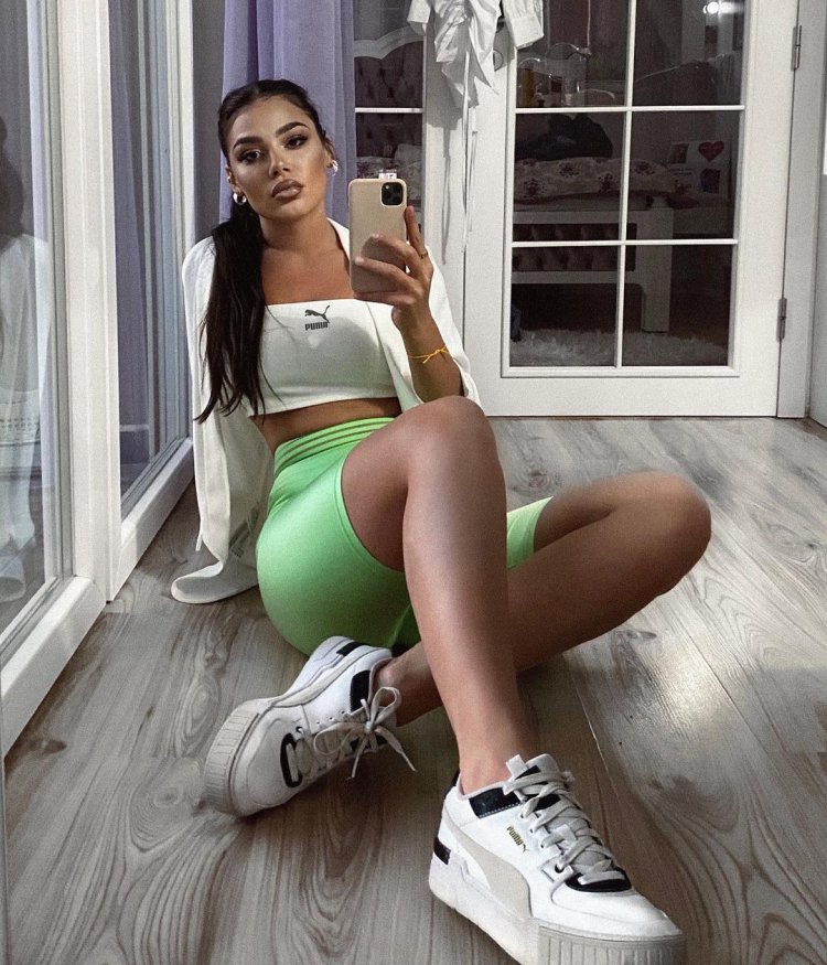 Dora singer photo in a swimsuit