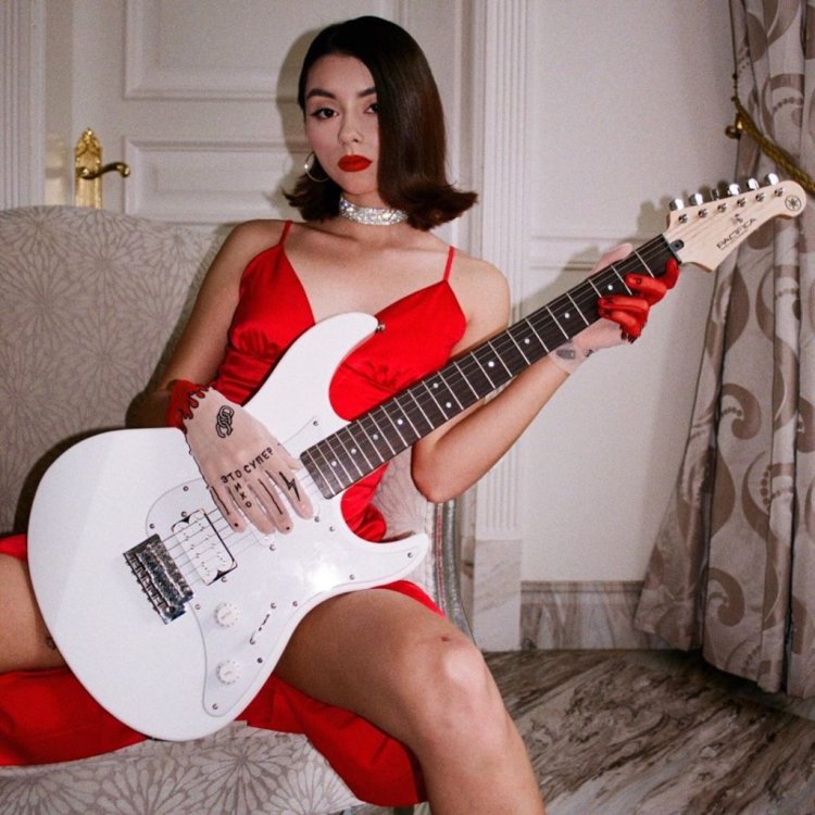 Photo shoot nude with flowers