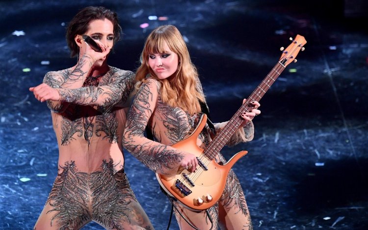 Victoria de Angelis chest