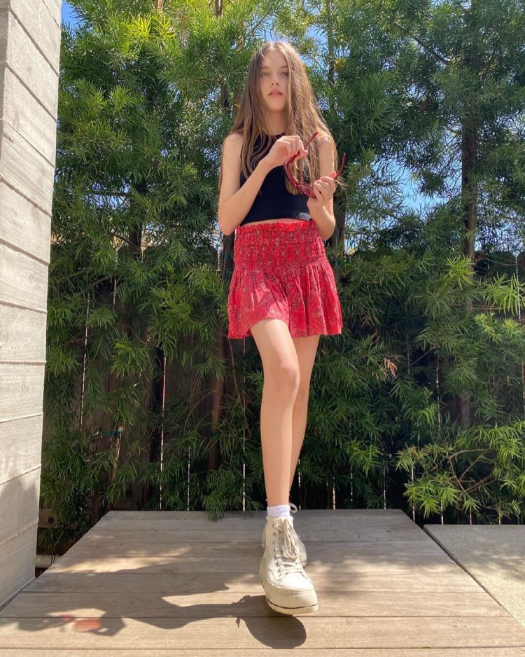 Maisie de krassel model 2021 in a swimsuit