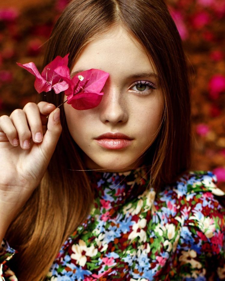 Arya Stark actress in a swimsuit