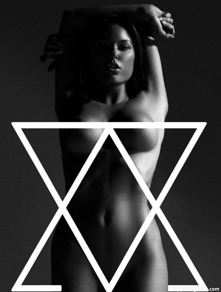 Model Constance Nunes Nude