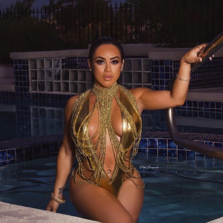 Jasmin Walia and Georgia Kouusoulou kiss