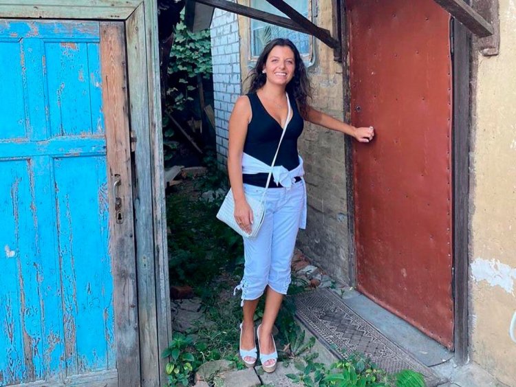 Margarita Simonyan barefoot