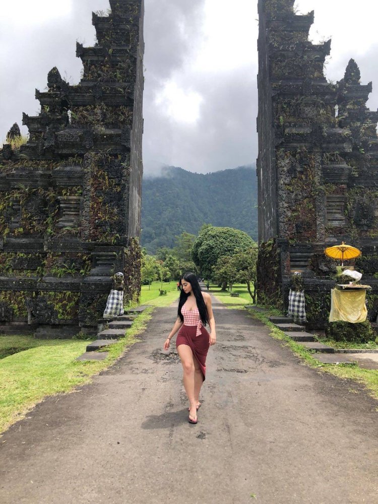 Jailin Ochoa near the car