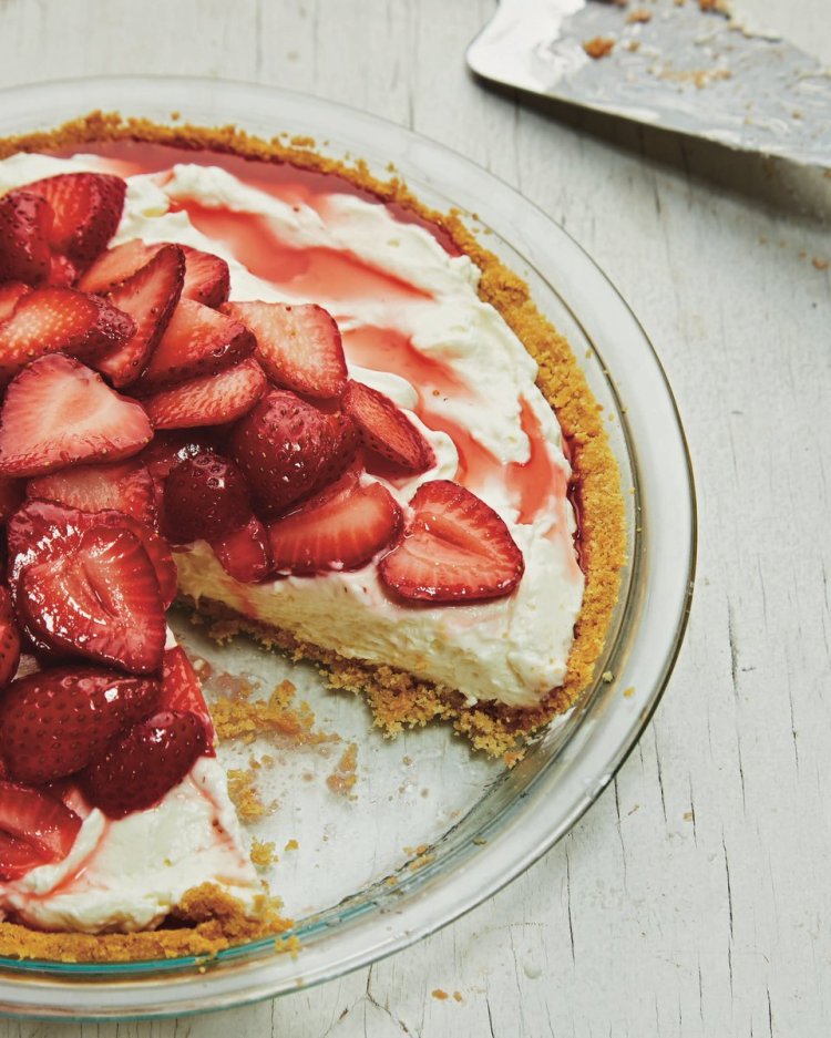 Ava girls with strawberries