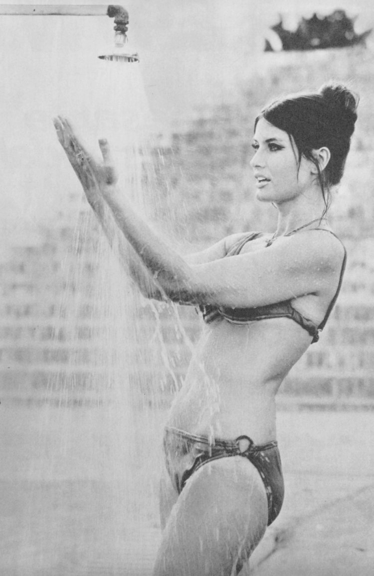 Mariza Lee in Bikini