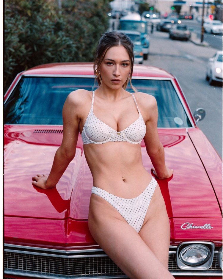 Elsi Hughitt Elsie Hewitt in a swimsuit