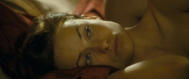 Lesbian Kelcy Siepzer kiss with Olivia Tirlby - White Orchid (2020)