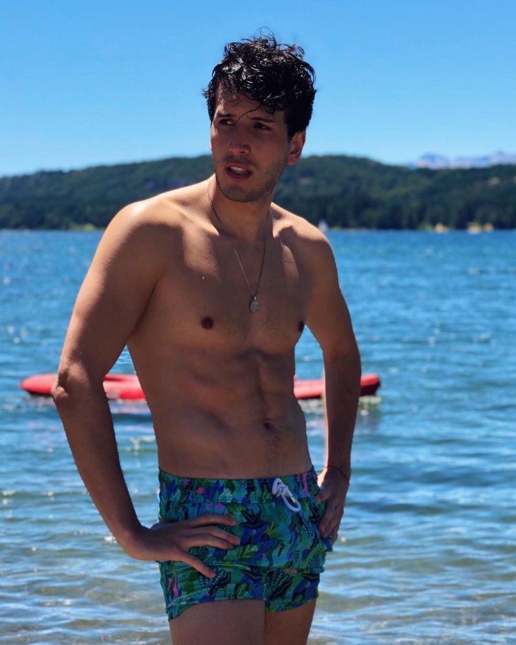 Sebastian yatra bajo la mesa clip