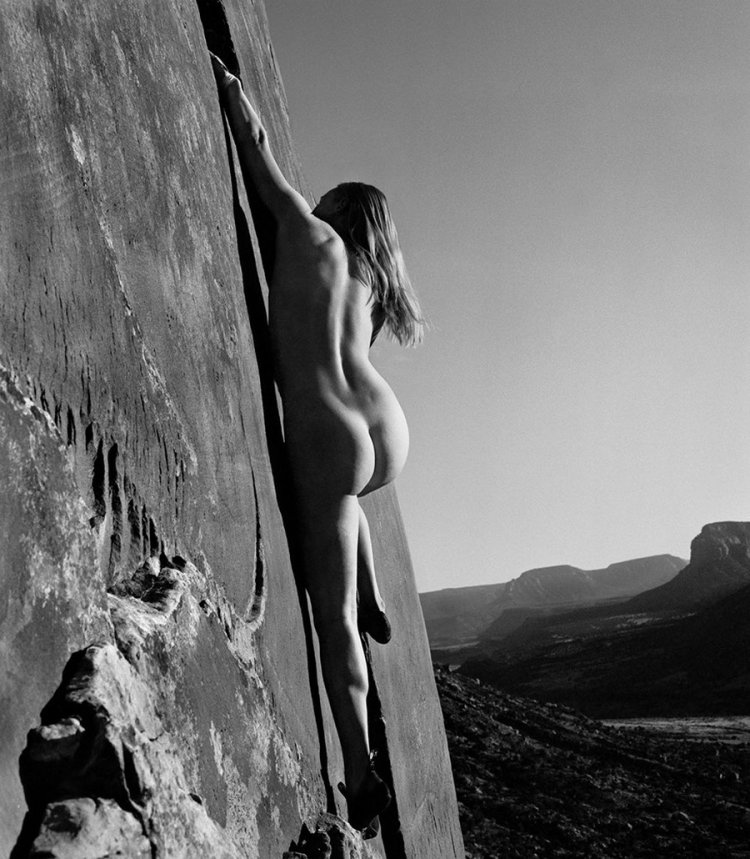 Girls undress on the rocks