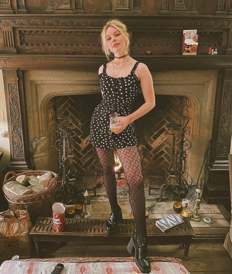 Nell Hudson and Lauren Lyle Alien