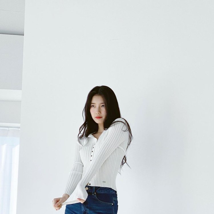 IU Korean singer in a swimsuit