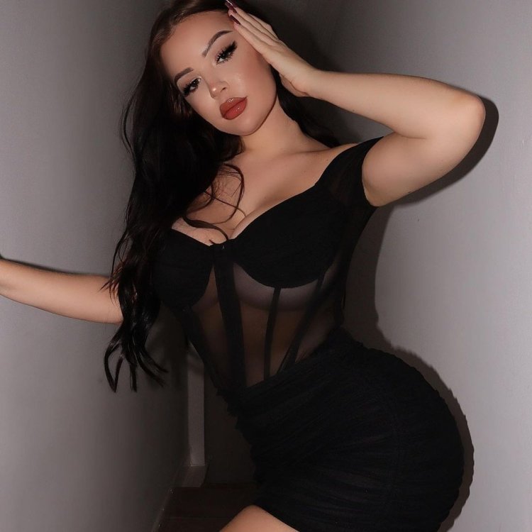 Elizabeth Smith Model Hot