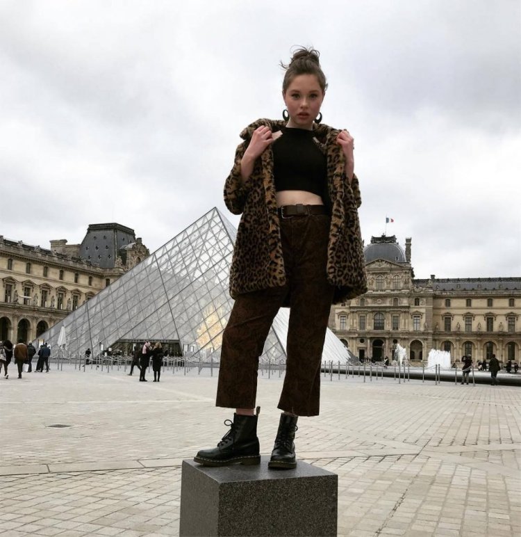 Zoe Margaret Collletti Boobs