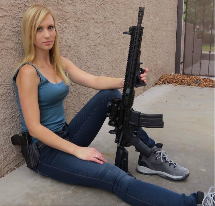 Pictures on the girl's phone are half -hearted with weapons