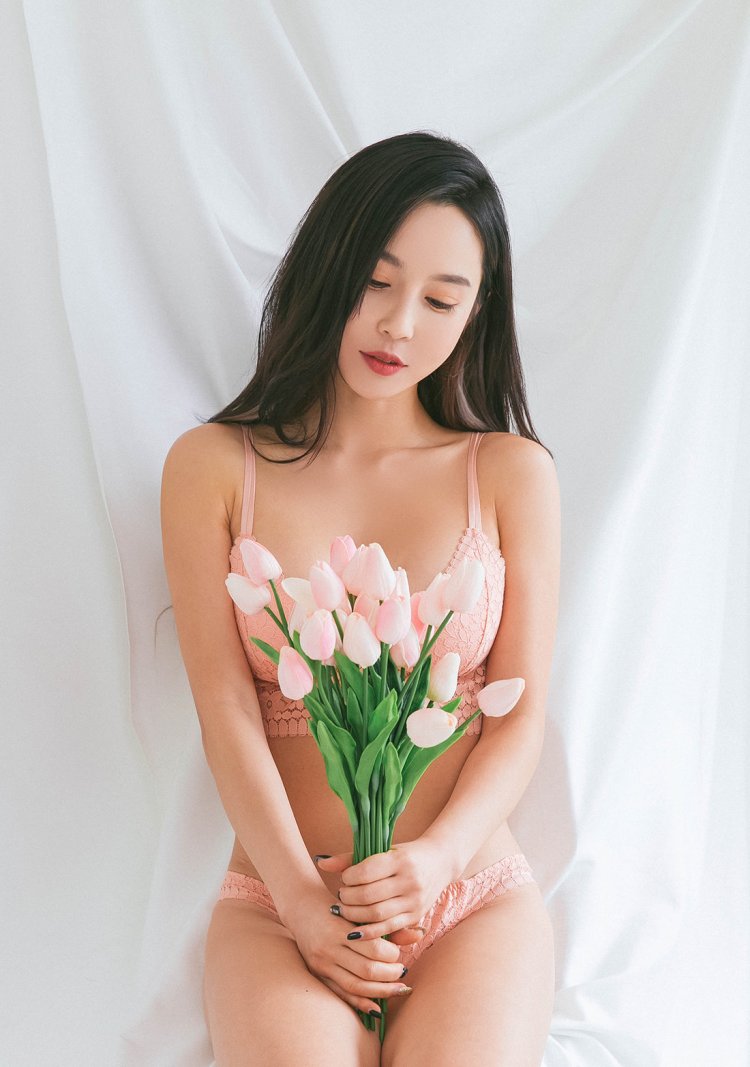 Korean model Jung Yun in linen