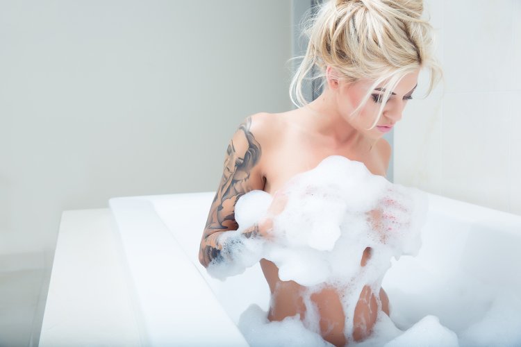 Beautiful girl to the hollow