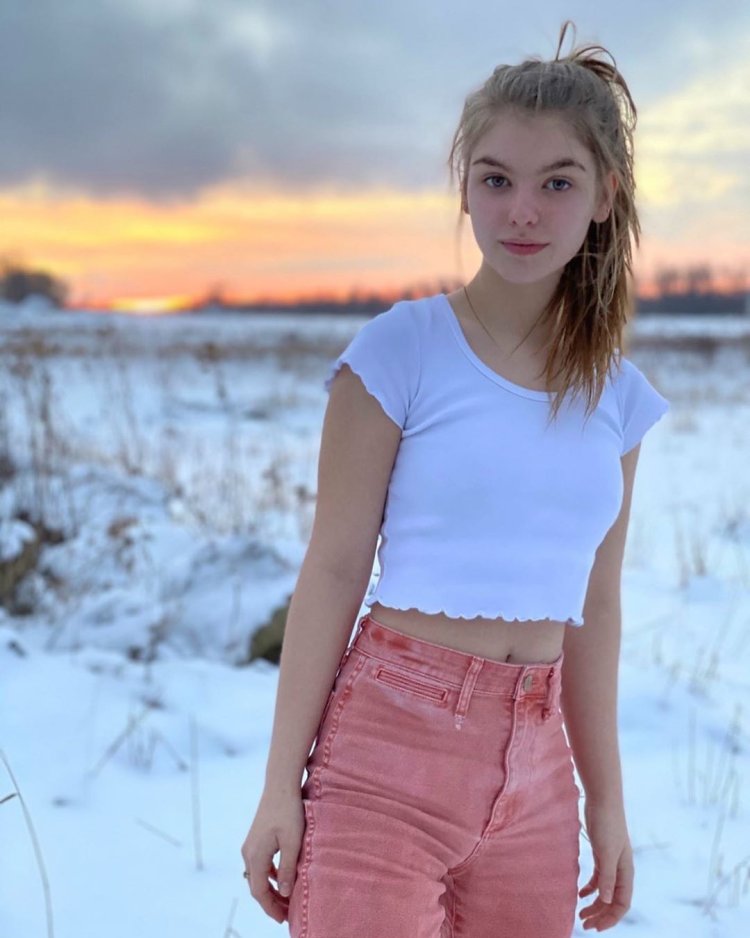 The selfies of the pregnant woman are frank